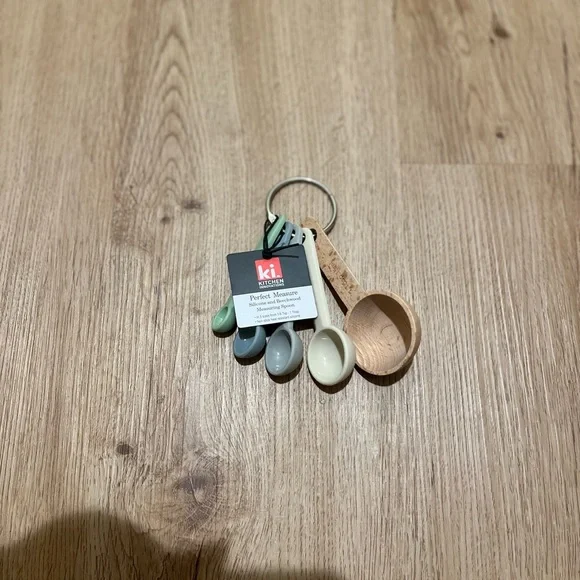 NWT Silicone and Beechwood Measuring Spoon Set - Picture 3 of 3